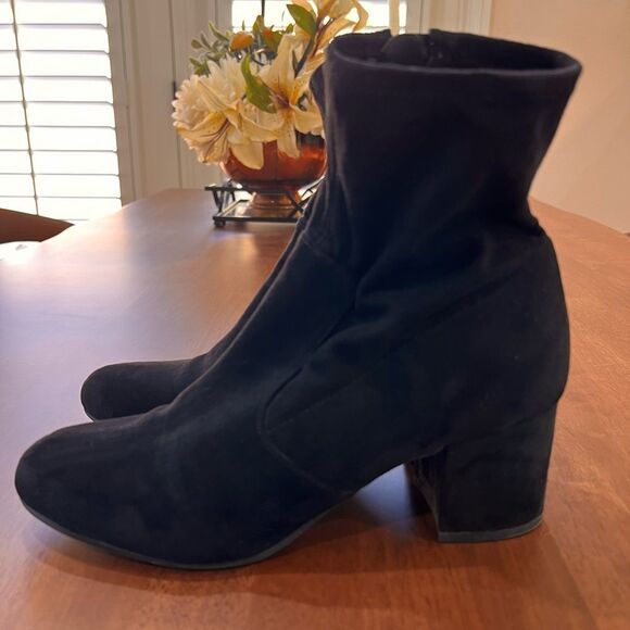 Unisa Black Faux Suede Block Heel Ankle Boots Zip Up Stretch Fit Round Toe 8 M - Picture 2 of 10